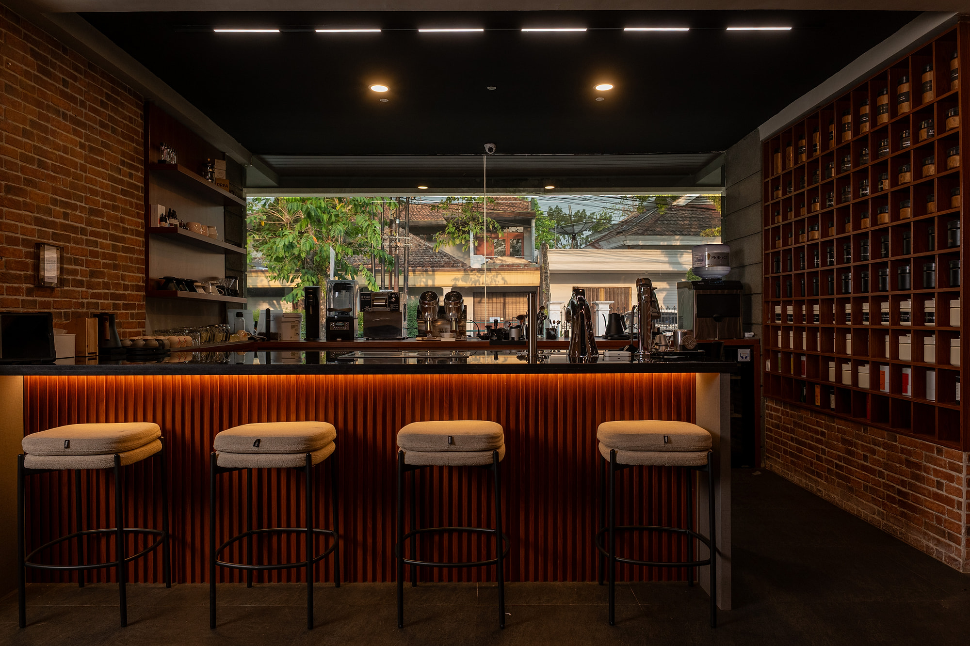 Tasting Room bar at the NiR roastery