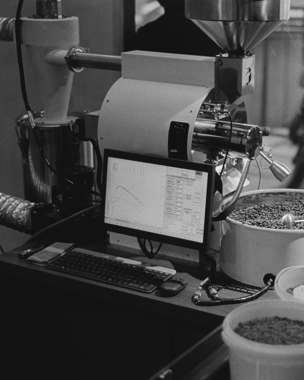 Rubasse with NIR profile on screen and a fresh batch of green beans — our workshop