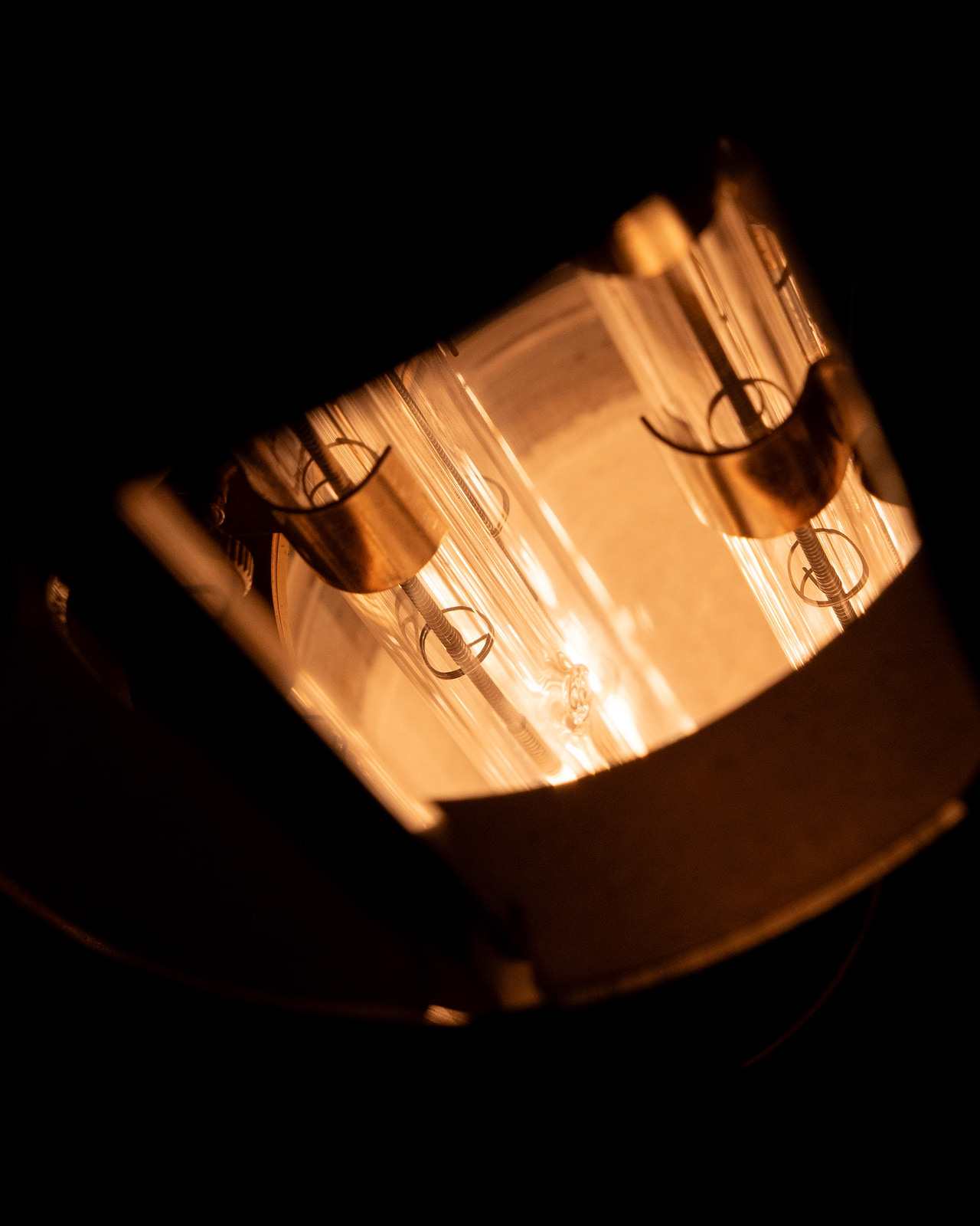 Glowing NIR chamber above a bed of beans in the cooler