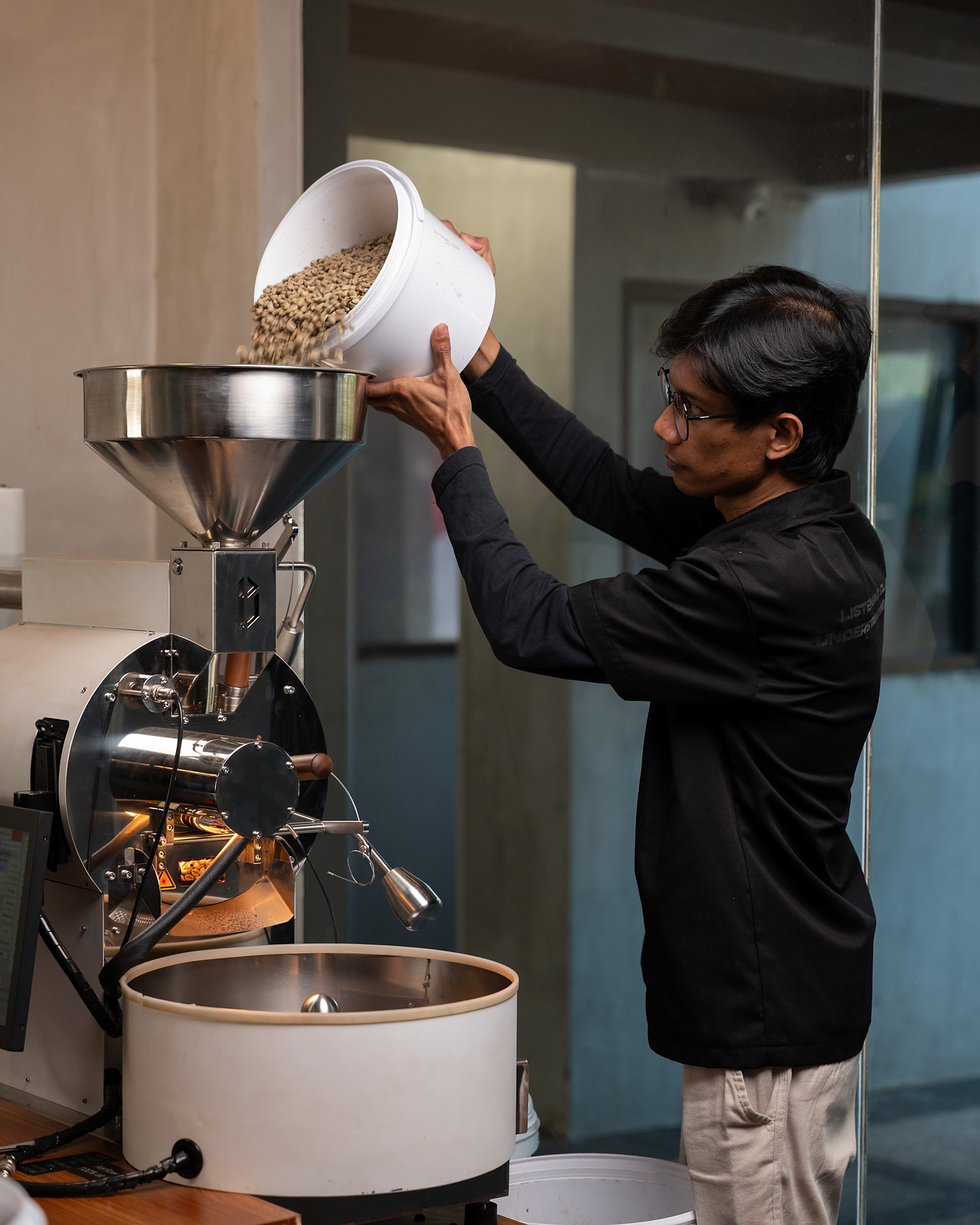 Roaster operator at the Rubasse machine — Micro Series in production